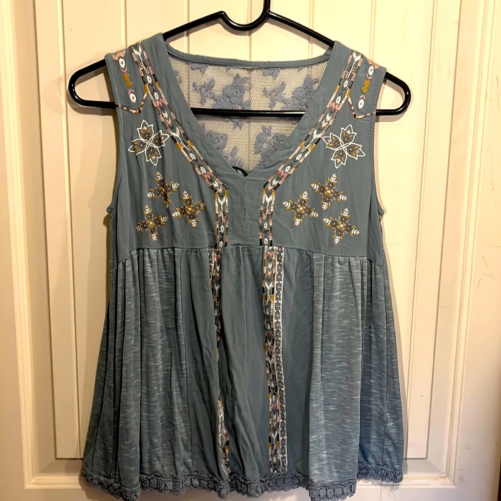Women’s light-blue floral v-neck blouse size med-lg